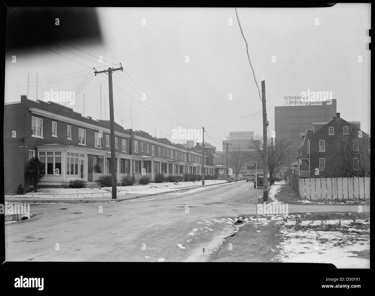 Eine Fotografie aus dem Jahr 1936, die die Häuser von Linoleum-Arbeitern in der Nähe eines Werks in Lancaster, Pennsylvania während der Großen Depression zeigt und die Wohnbedingungen der Arbeiterklasse in dieser Zeit hervorhebt. Stockfoto