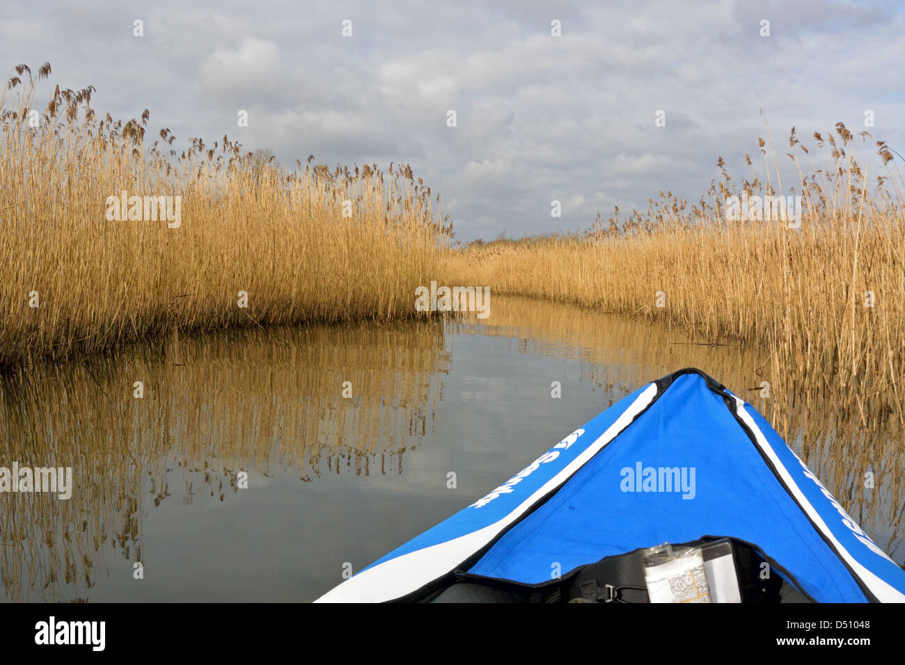 Sevylor Colorado Premium aufblasbares Kanu in den Untiefen des Surlingham breit, in der Nähe von Norwich, Norfolk Broads National Park Stockfoto