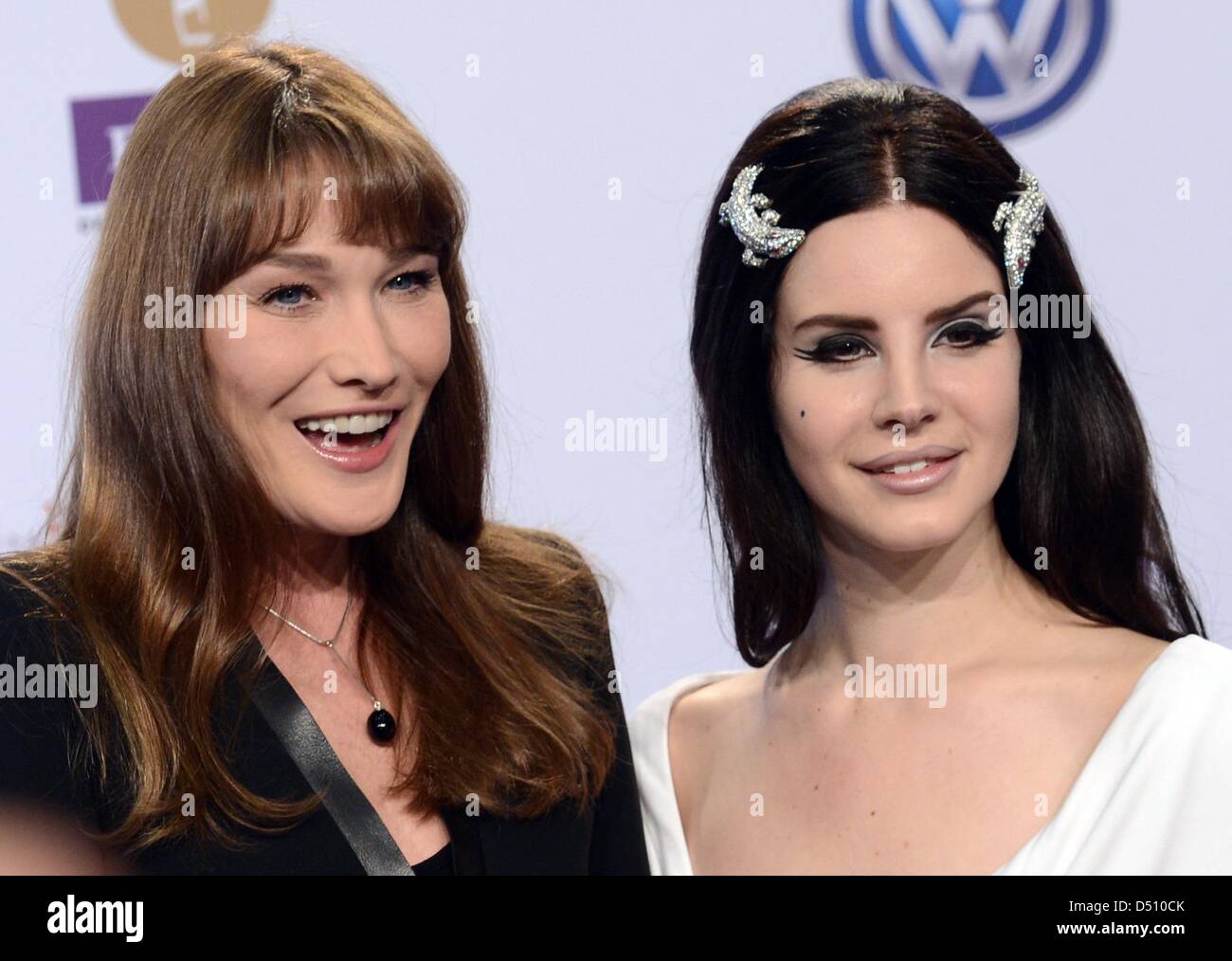 Berlin, Deutschland. 21. März 2013. Carla Bruni-Sarkozy (l) und Lana Del Rey kommen für den 2013 Echo Music Awards in Berlin, Deutschland, 21. März 2013. Foto: Jens Kalaene/dpa Stockfoto