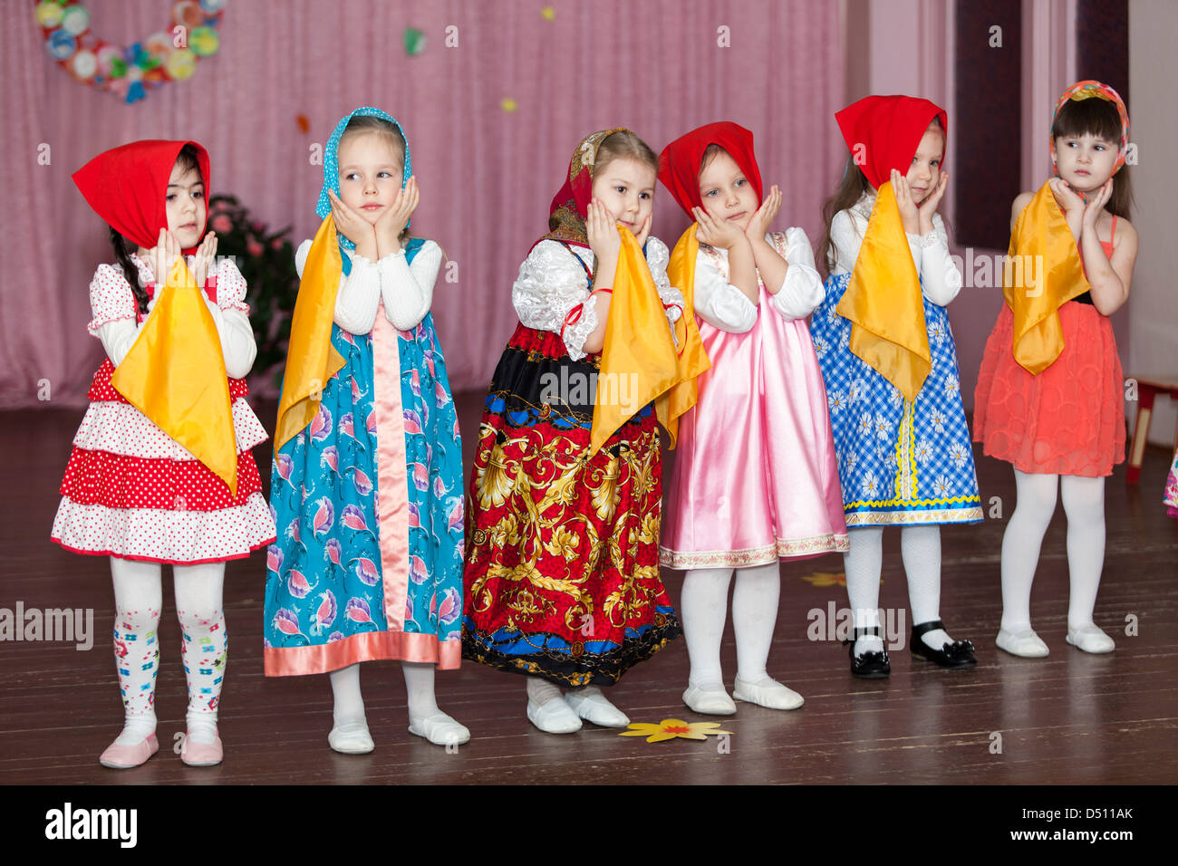 Vorschulkind Mädchen tanzen auf der Bühne in russische traditionelle