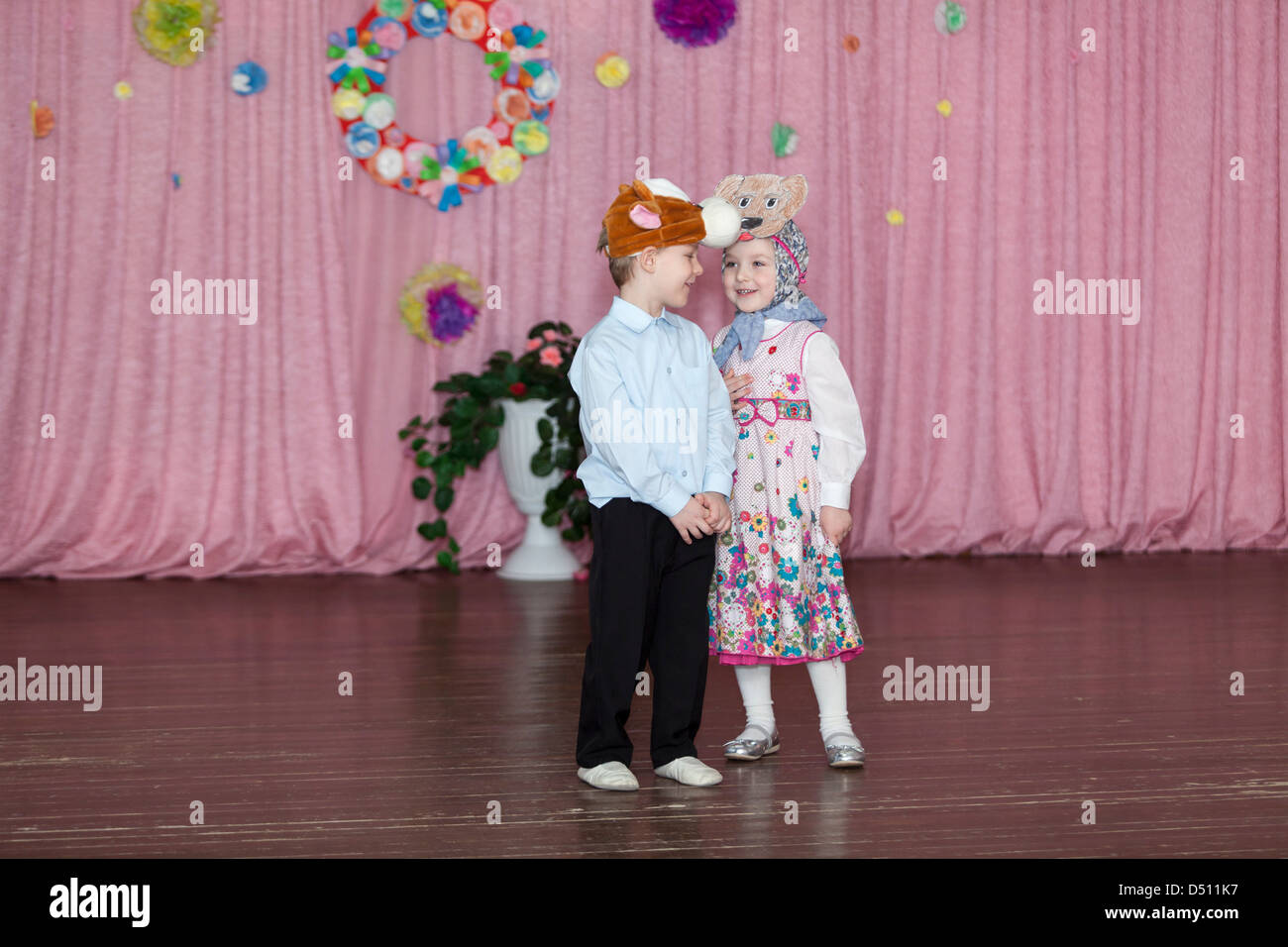 Zwei Kinder im Vorschulalter spielen auf der Bühne im Kindergarten. Russland Stockfoto