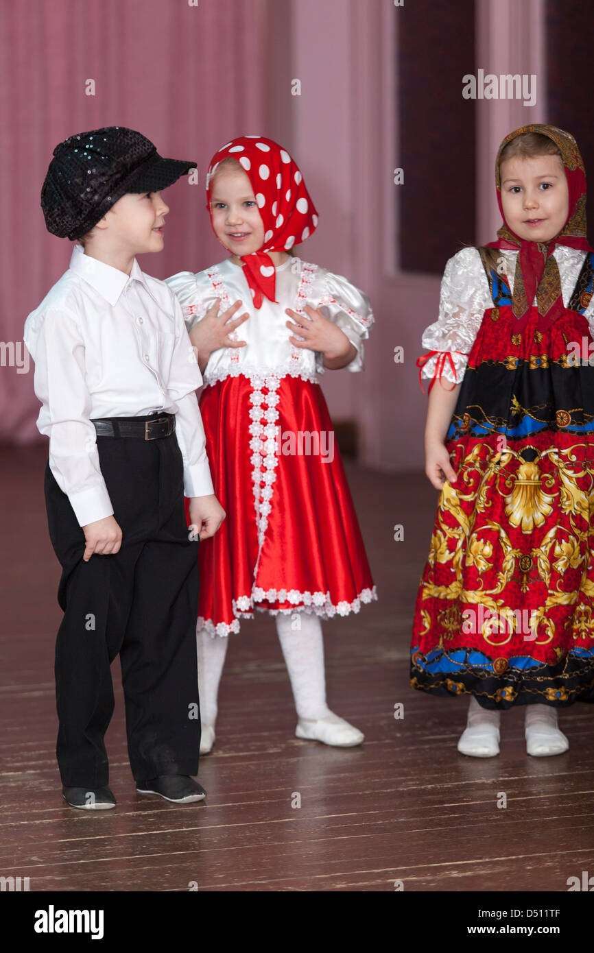 Süße Jungs und Mädchen in russische traditionelle Kleidung im Kindergarten  spielen auf der Theaterbühne. Russland Stockfotografie - Alamy