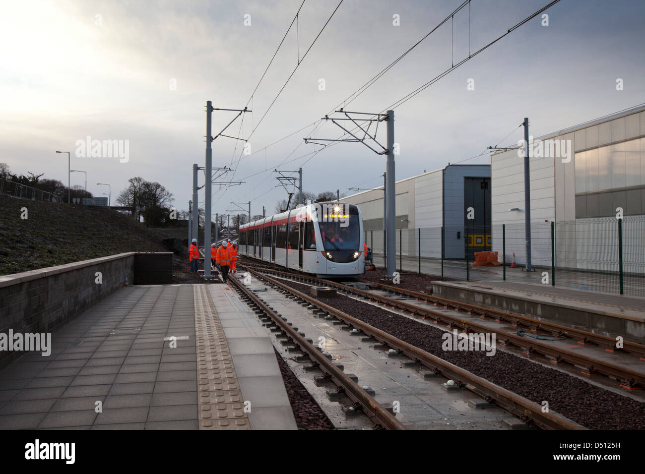 Edinburgh-Straßenbahnen auf der Gogar Straßenbahndepot. Stockfoto