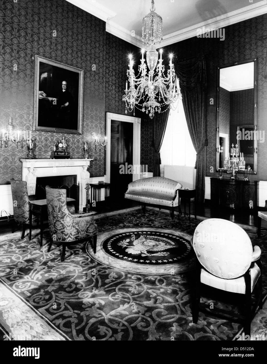 Eine Fotografie des Grünen Saals des Weißen Hauses, aufgenommen im September 1948. Das Bild zeigt das historische Design und die Bedeutung des Raumes während der Truman-Verwaltung. Stockfoto