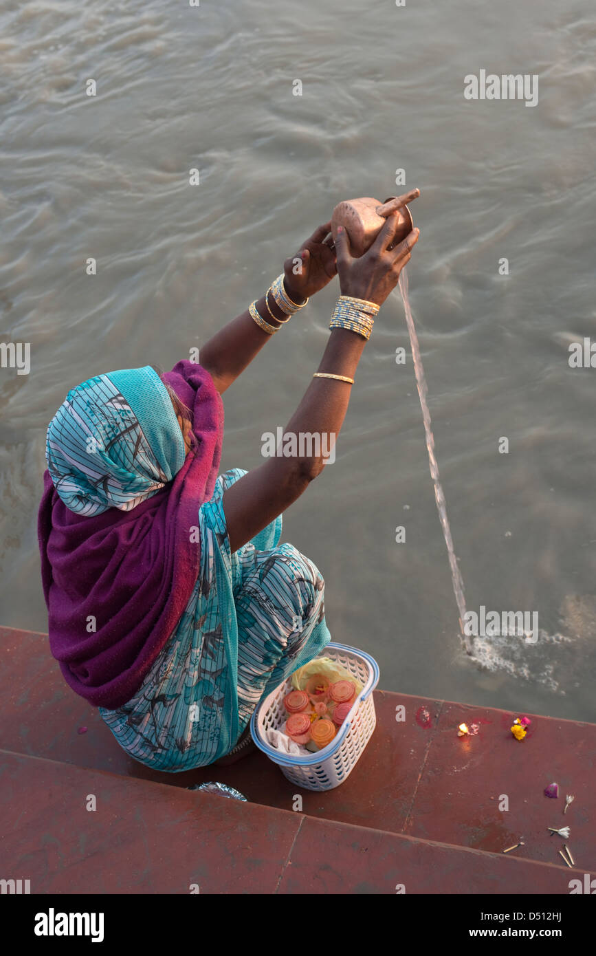 Ein Hindu Anhänger führt ritueller Praktiken im Fluss Yamuna bei Sonnenaufgang am Vishram Ghat, Mathura, Uttar Pradesh, Indien Stockfoto