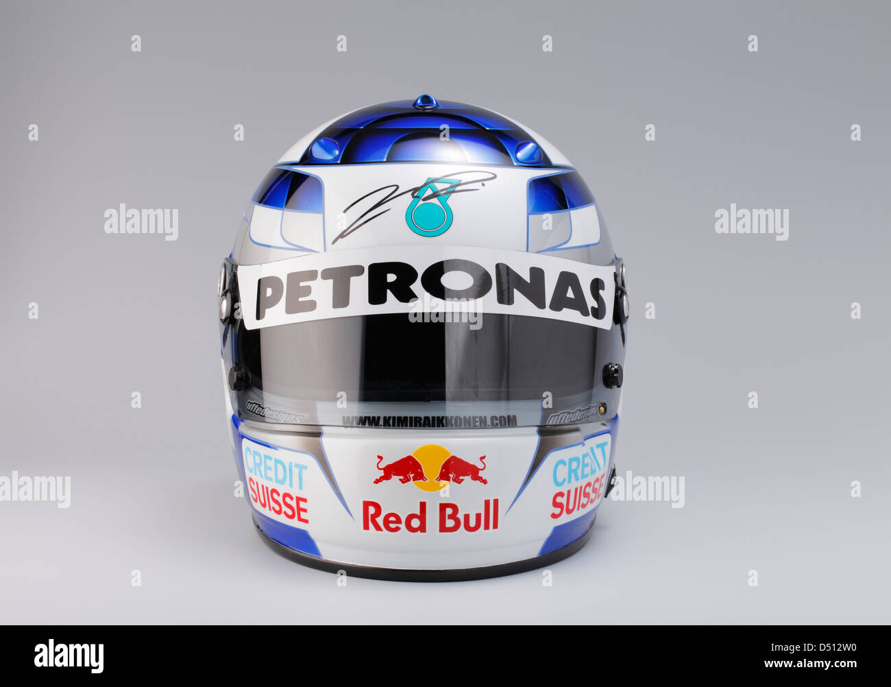Signierten Helm von F1-Fahrer Kimi Räikkönen. Red Bull Sauber Petronas 2001. Stockfoto
