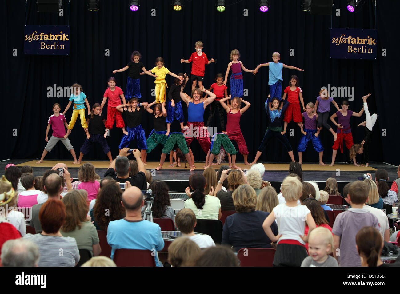 Berlin, Deutschland, zeigen Kinder mit einer Aufführung in der Ufa-Fabrik ihre Akrobatik Stockfoto