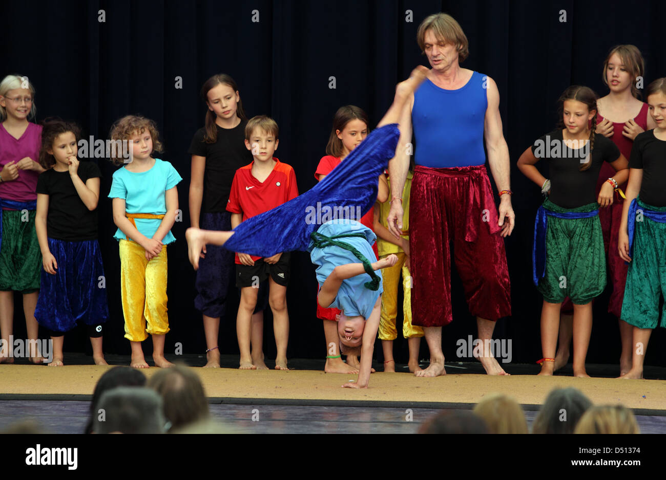 Berlin, Deutschland, zeigt jungen bei einer Aufführung in der Ufa-Fabrik seine Akrobatik Stockfoto