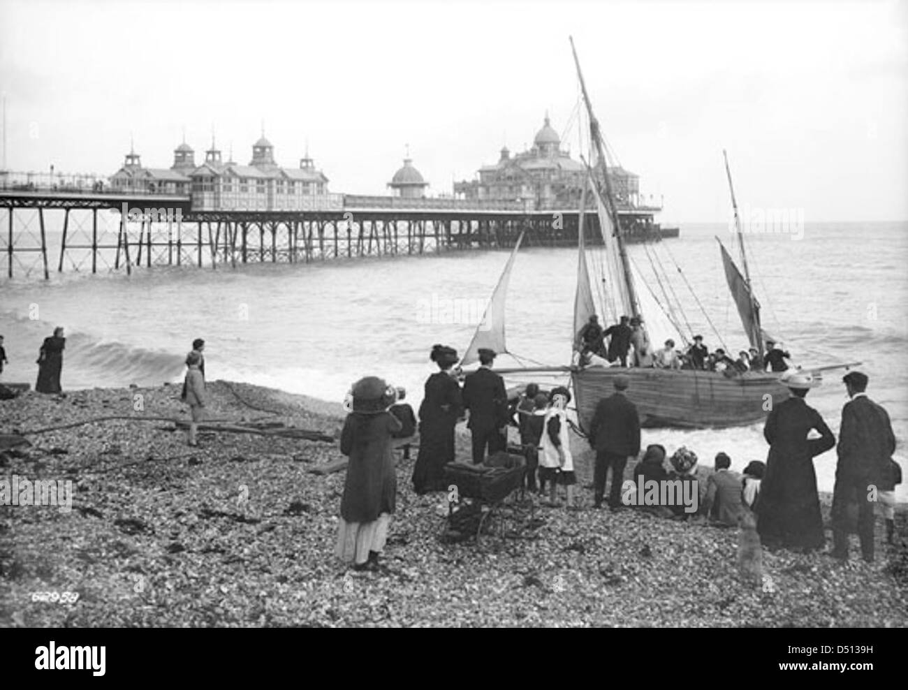 Pier, Strand und Urlauber, Eastbourne, Sussex Stockfoto