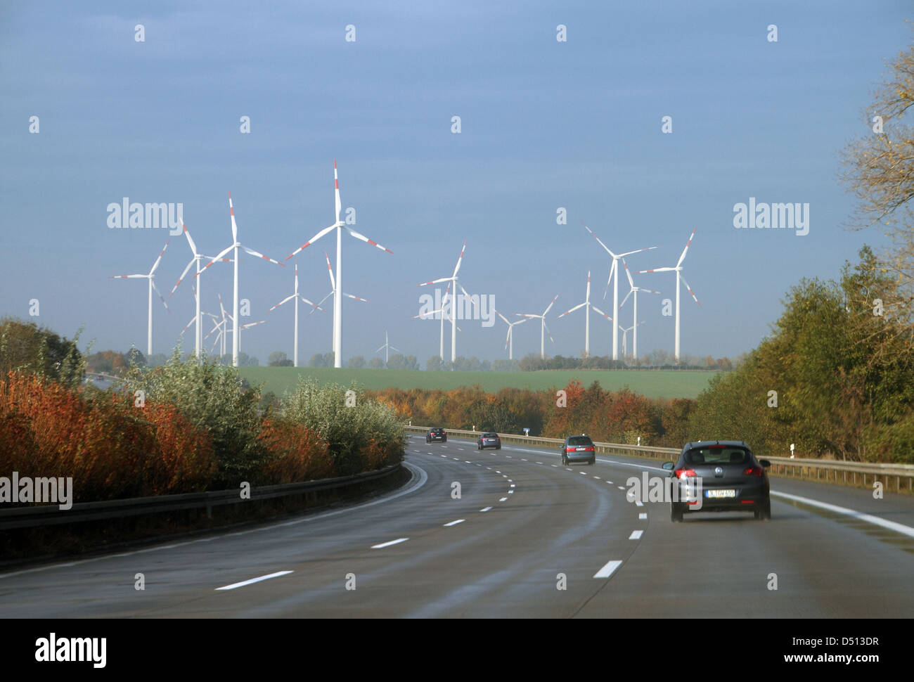 Schackensleben, Deutschland, Wind-Kraftwerk auf der A2 in Richtung Hannover Stockfoto