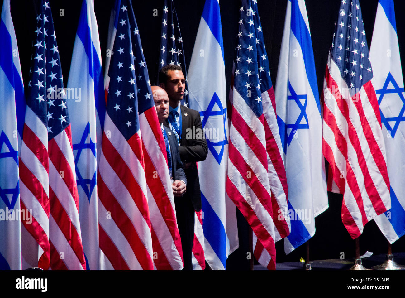 Secret Service Agenten halten Sie ein wachsames Auge auf US-Präsident Barack Obama, wie er einer öffentlichen Rede, die einige macht der Höhepunkt seiner 48-Stunden-Besuch in Israel betrachten. Jerusalem, Israel. 21. März 2013.  US-Präsident Barack Obama richtet sich Hunderte von jungen Studenten in Israel in Jerusalem International Convention Center. Diesen Schülerinnen und Schülern sprechen Obama umgeht Politiker mit einer Botschaft des Friedens und ist herzlich willkommen mit Standing Ovations. Stockfoto