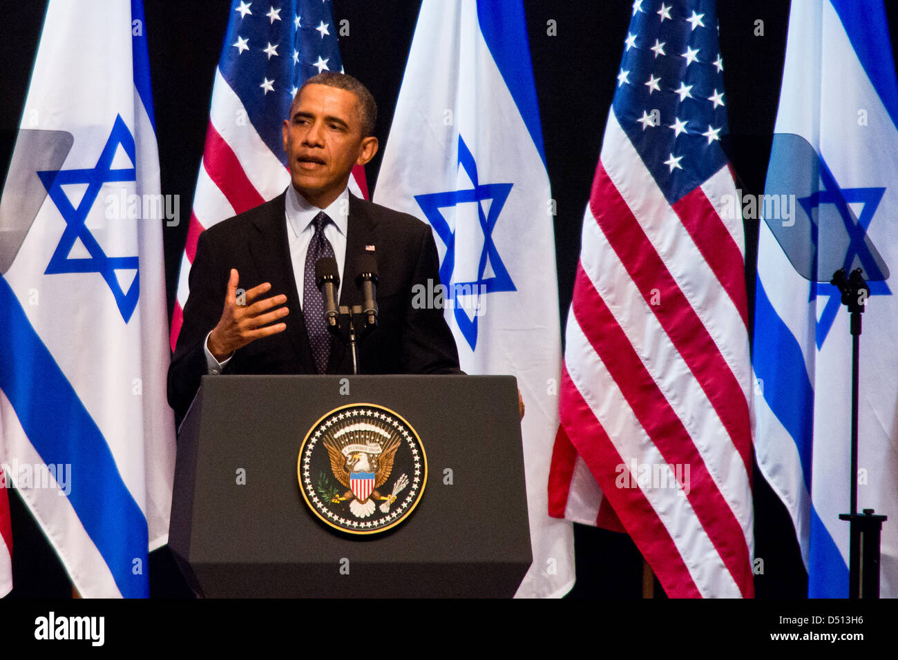 US-Präsident Barack Obama konzentriert sich seiner öffentlichen Rede auf die jüngere Generation und sagt; "Ich kann Ihnen versprechen, dies: Politiker übernimmt keine Risiken, wenn die Menschen nicht verlangen, dass sie es tun. Sie müssen erstellen, die Veränderung, die Sie sehen wollen. " Jerusalem, Israel. 21. März 2013.  US-Präsident Barack Obama richtet sich Hunderte von jungen Studenten in Israel in Jerusalem International Convention Center. Diesen Schülerinnen und Schülern sprechen Obama umgeht Politiker mit einer Botschaft des Friedens und ist herzlich willkommen mit Standing Ovations. Stockfoto