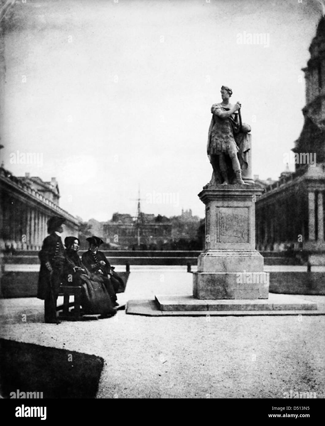 Dieses Foto aus den 1840er Jahren zeigt Marinepensionäre auf dem Gelände des Royal Naval Hospital in Greenwich, London. Die historische Stätte, zu der das Queen's House und das Royal Observatory gehören, spiegelt das maritime Erbe Großbritanniens wider. Stockfoto