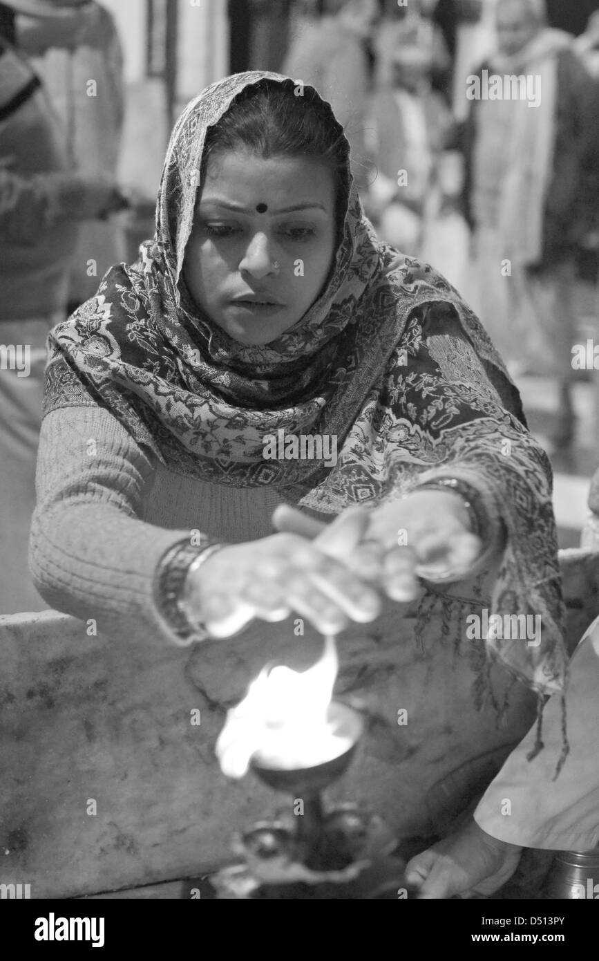 Ein Hindu Anhänger übergibt ihre Hände durch ein heiliges Feuer der Kampfer Angebote Vishram Ghat, Mathura, Uttar Pradesh, Indien Stockfoto