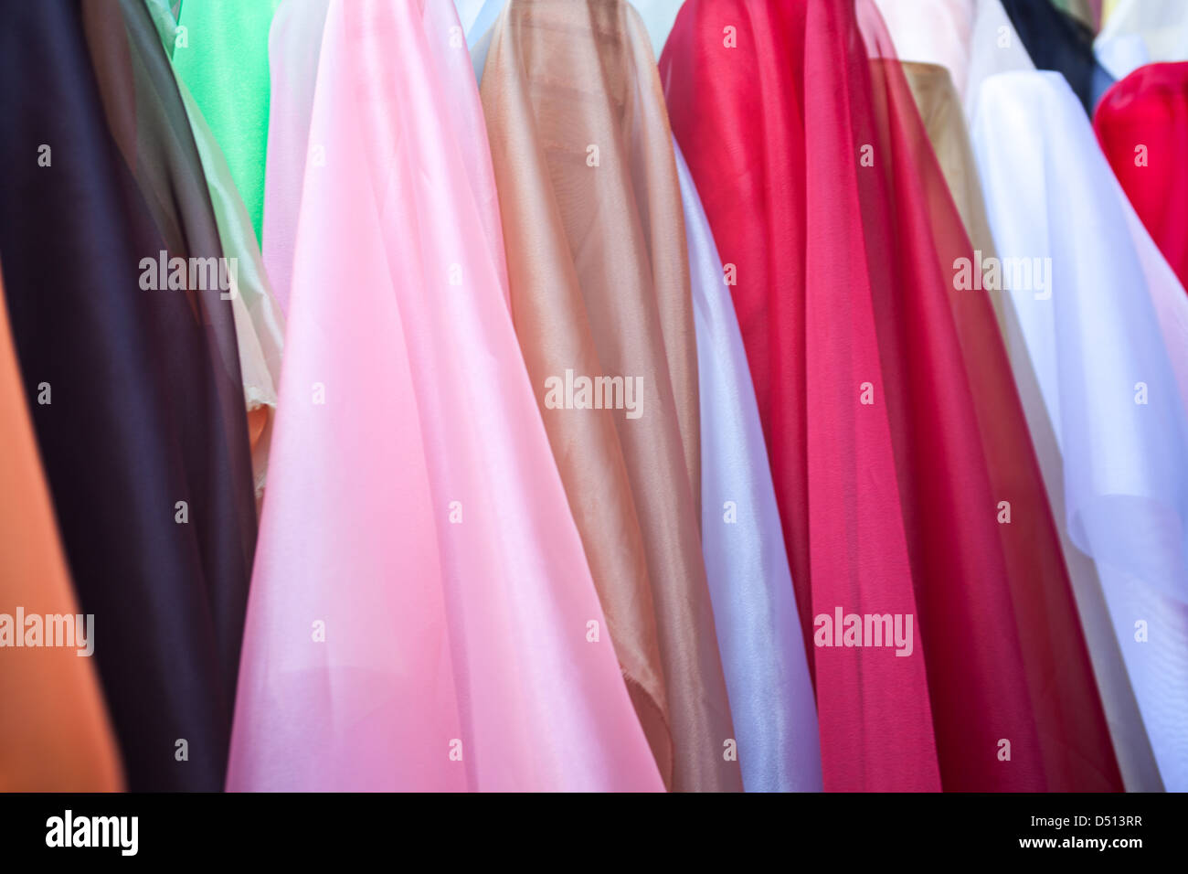 andere Farbe Stoff auf dem display Stockfoto