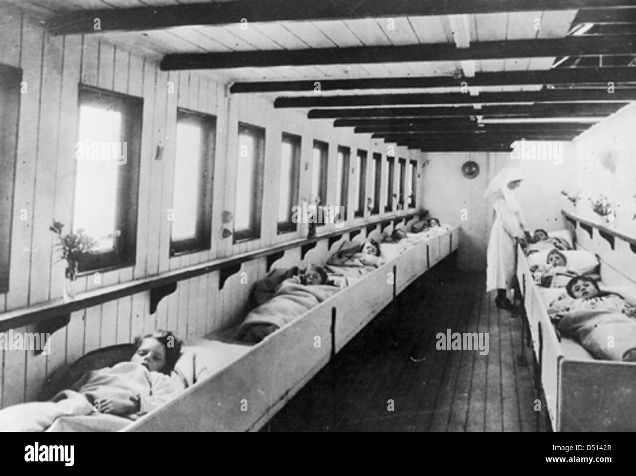 Das Krankenwagen-Schiff „Genfer Kreuz“, das im Nationalen Maritimen Museum ausgestellt wird, verfügt über ein oberes Krankenhausdeck. Das Schiff wurde für medizinische Evakuierungen konzipiert und ist ein Zeugnis der maritimen medizinischen Geschichte. Stockfoto