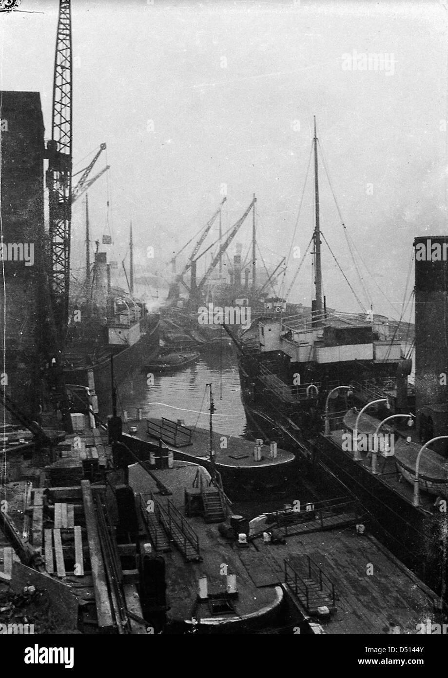 Dieses historische Foto zeigt das Dampfschiff „Heron“, das durch Nebel im unteren Pool der Themse navigiert. Es spiegelt die maritime Aktivität und den Transport entlang der Themse während des 19. Jahrhunderts wider. Stockfoto