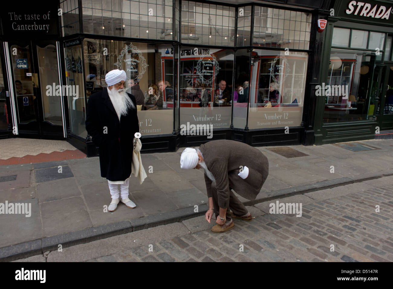 Canterbury 21.03.2013 - VIP-Gäste aus allen Religionen, Konfessionen und Glaubensrichtungen kommen vor der Inthronisierung von der Church Of England 105. Erzbischof von Canterbury, Ex-Öl-Vorstand und ehemalige Bischof von Durham das rechte Reverend Justin Welby. Welby (57) folgt eine lange anglikanische Erbe seit Benediktinermönch Augustinus, der erste Erzbischof von Canterbury in 597AD Prinz Charles und Premierminister David Cameron 2.000 VIP-Gäste zu Canterbury Cathedral, die älteste Kirche in England trat die Pilger seit Thomas angezogen hat, die ein Becket in der Kathedrale im Jahr 1170 ermordet wurde. Stockfoto