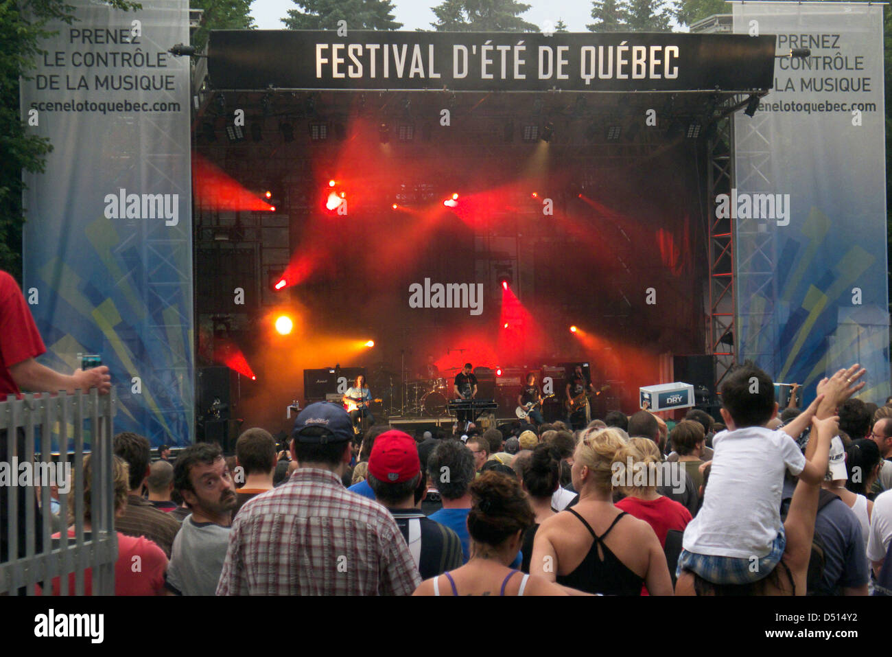 Ein kleiner Junge zu seiner Mutter Schultern gerade ein Konzert auf dem Festival d'ete de Quebec Stockfoto