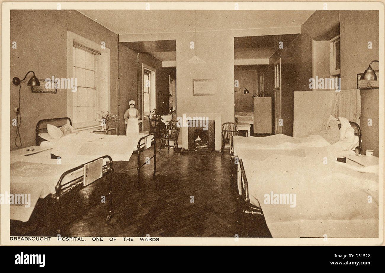 Dieses Foto zeigt eine Krankenschwester, die zwei Patienten im Dreadnought Hospital in Greenwich betreut. Es ist Teil der Sammlung des National Maritime Museum, die die Betreuung von Seeleuten im 19. Jahrhundert dokumentiert. Stockfoto