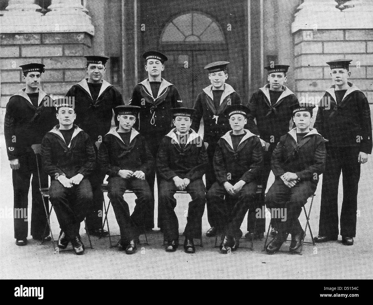 Dieses Foto zeigt einen Chief Petty Officer an der Royal Hospital School, einer renommierten Institution für Marinekadetten. Das Bild spiegelt die Rolle der Marineausbildung und der militärischen Disziplin der britischen Marine wider. Stockfoto