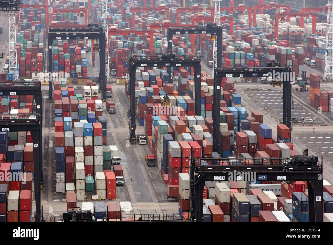 Hong Kong, China, gestapelten Containern in Hong Kong International Terminal, Container-Hafen Stockfoto