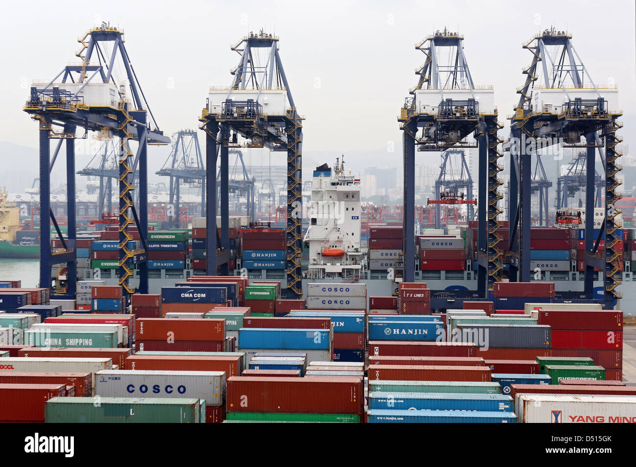 Hong Kong, China, gestapelten Containern in Hong Kong International Terminal, Container-Hafen Stockfoto