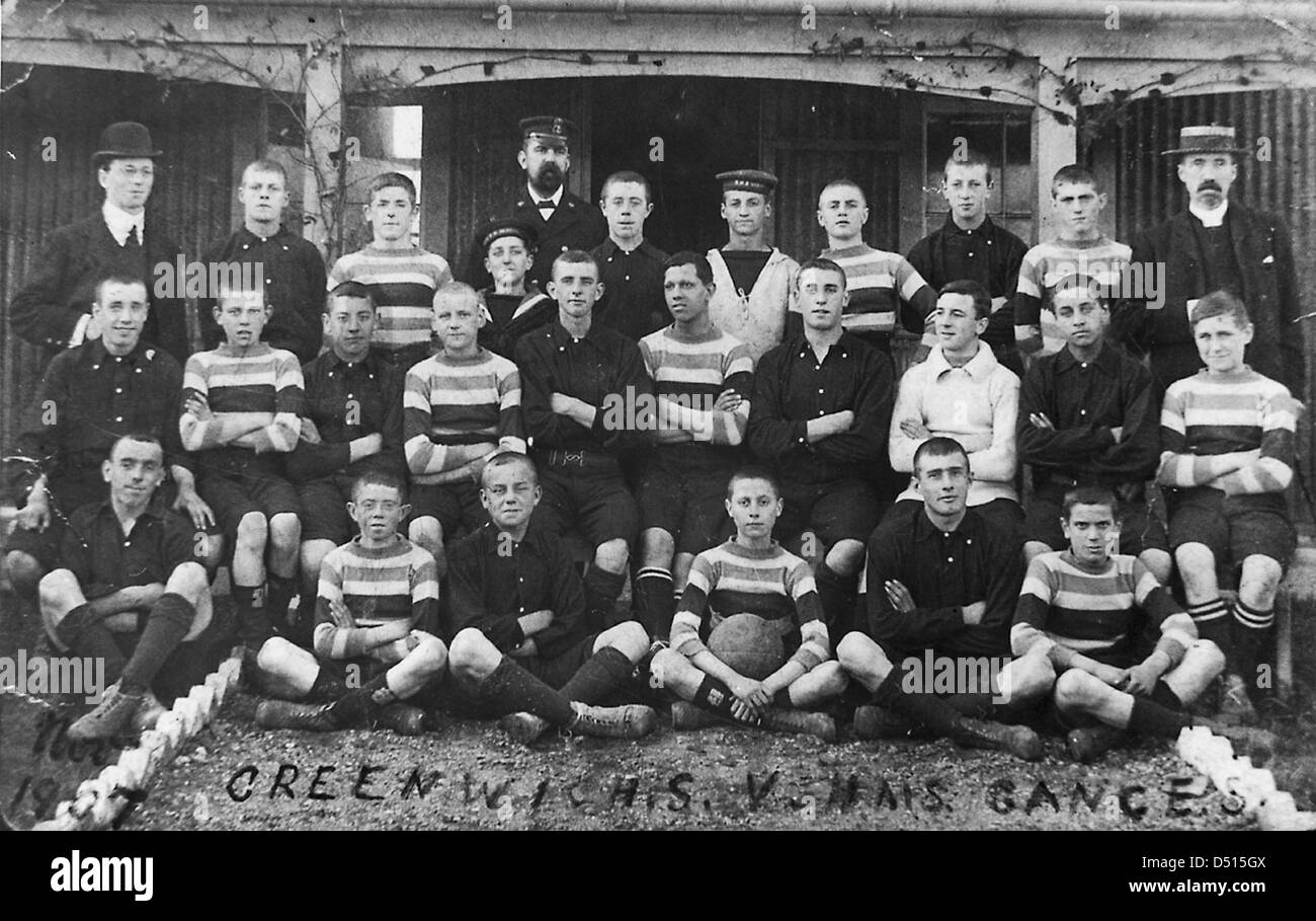 Ein historisches Foto der Fußballmannschaften von der Royal Hospital School, Greenwich und der HMS „Ganges“. Dieses Bild zeigt die zusammen gestellten Teams, die die starke maritime Tradition und die Verbindung zur britischen Marine widerspiegeln. Stockfoto