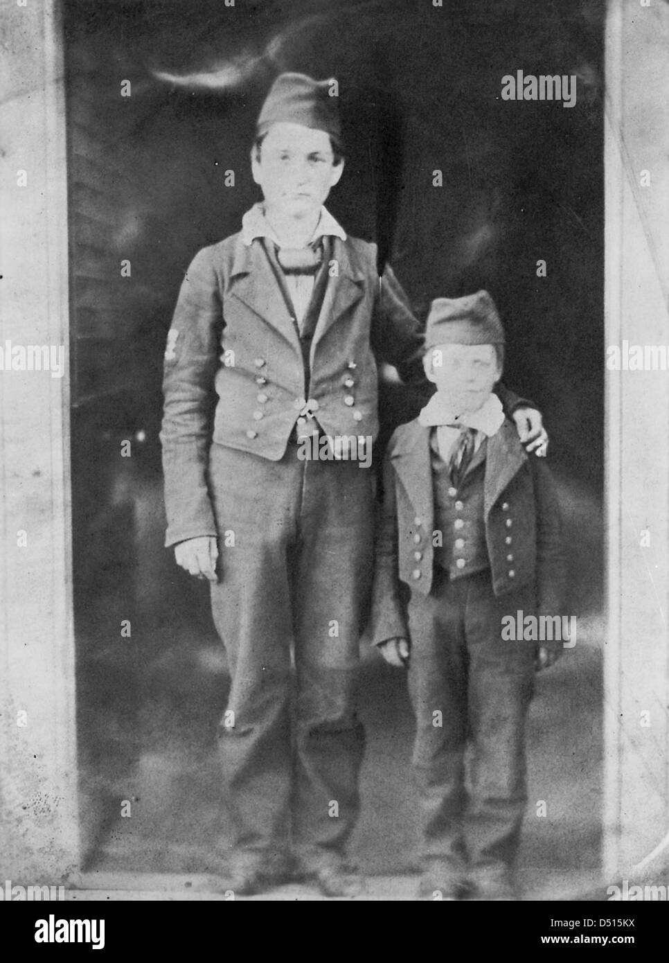 Dieses historische Porträt zeigt zwei Jungen aus der Royal Hospital School, einer britischen Institution, die Kinder von Militärfamilien ausgebildet hat. Das Foto ist Teil der Sammlung des National Maritime Museum und zeigt einen wichtigen Aspekt der britischen Bildungsgeschichte. Stockfoto