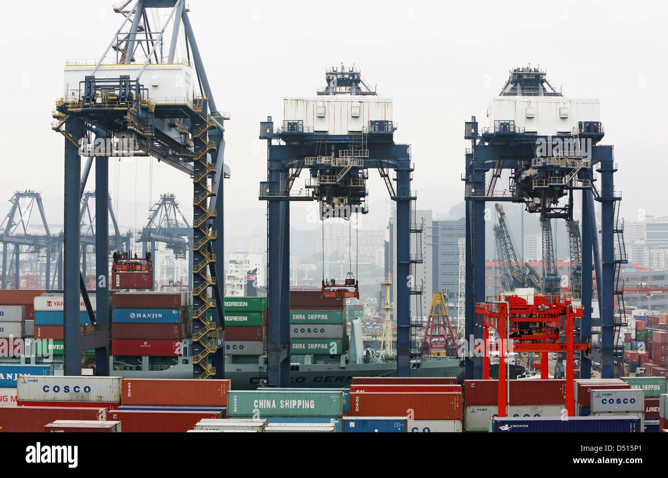 Hong Kong, China, Containerschiff in Hong Kong International Terminal, Container-Hafen Stockfoto