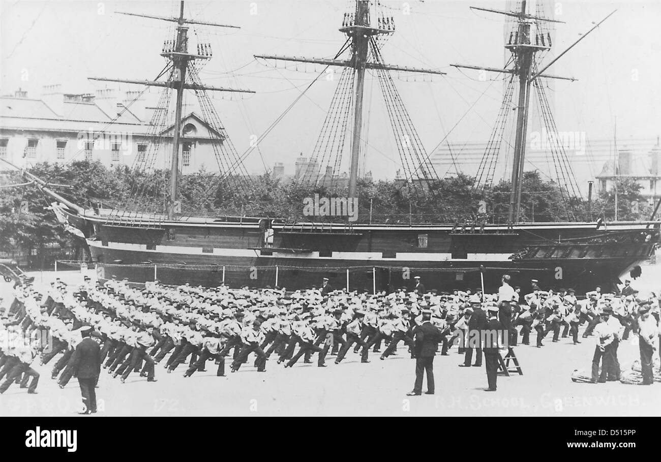 Dieses Foto zeigt Mitglieder von Mr. Jim Bye's Trafalgar Company und Mr. Flanagan's No. 9 Company von der Royal Hospital School, die an Übungen in der Nähe des Ausbildungsschiffs 'Fame' in Greenwich teilnahmen. Sie bietet einen Einblick in die Geschichte der militärischen und maritimen Ausbildung. Stockfoto
