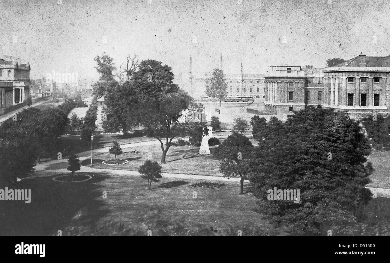 Die Royal Hospital School in Greenwich in der Nähe der Themse ist eine historische Institution, die Marineoffiziere und ihre Familien ausgebildet hat. Dieses Bild zeigt die ikonischen Gebäude der Schule mit Blick nach Osten und erfasst ihre architektonische Bedeutung im Kontext der britischen maritimen Geschichte. Stockfoto
