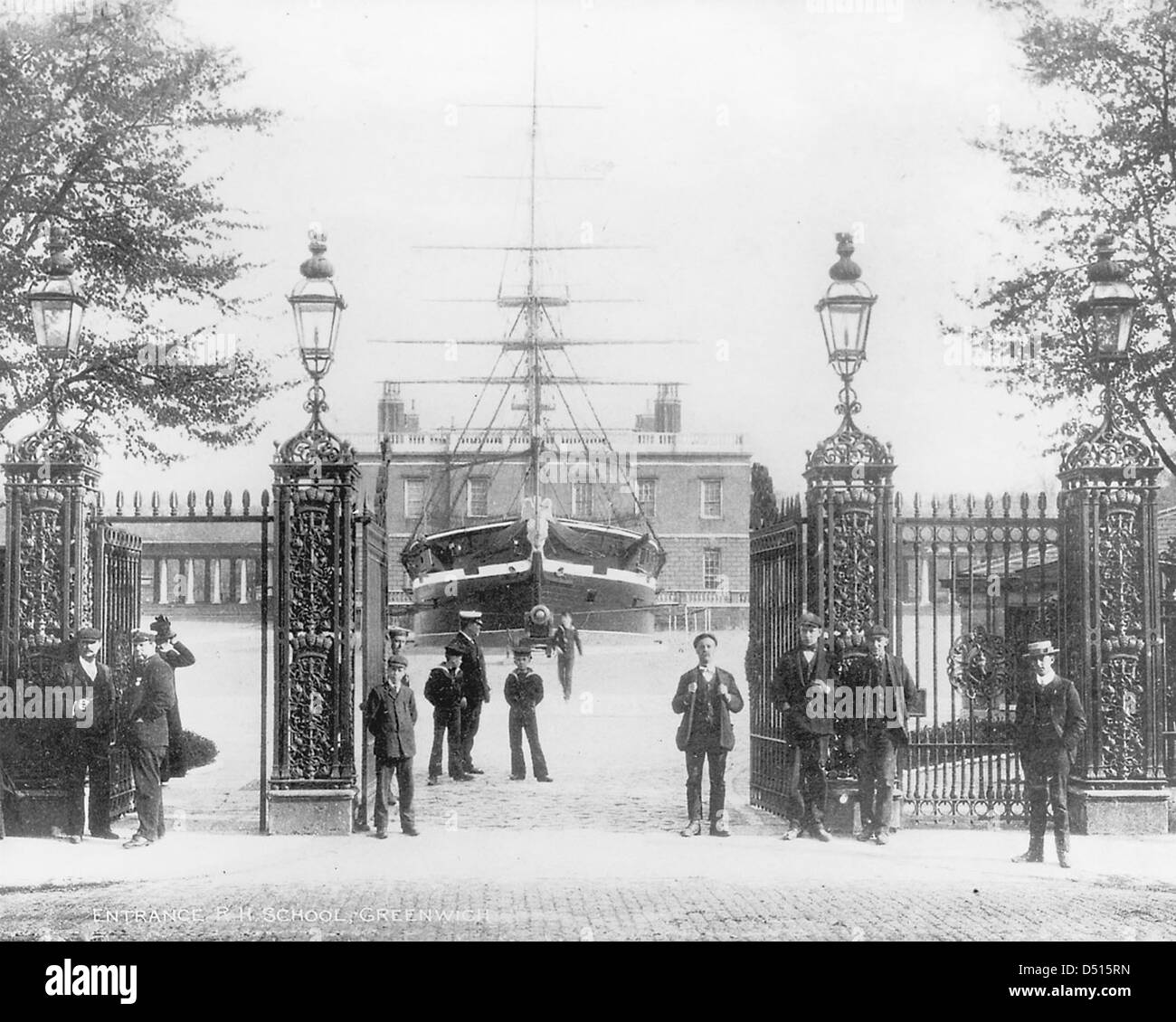 Der Eingang zur Royal Hospital School in Greenwich, einer historischen Institution, die 1712 gegründet wurde, um die Kinder des Marinepersonals zu erziehen. Die Schule, die noch heute in Betrieb ist, ist ein wichtiger Teil des maritimen Erbes der Region und hat eine Schlüsselrolle bei der Ausbildung künftiger Seeleute gespielt. Stockfoto