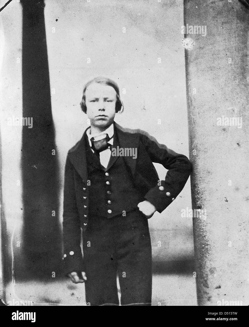 Ein Porträt eines Schülers der Royal Hospital School, das die Uniform und das Verhalten der Schüler der historischen Institution zeigt. Die Royal Hospital School ist bekannt für ihre lange Geschichte und ihre Beiträge zur britischen maritimen Bildung. Stockfoto