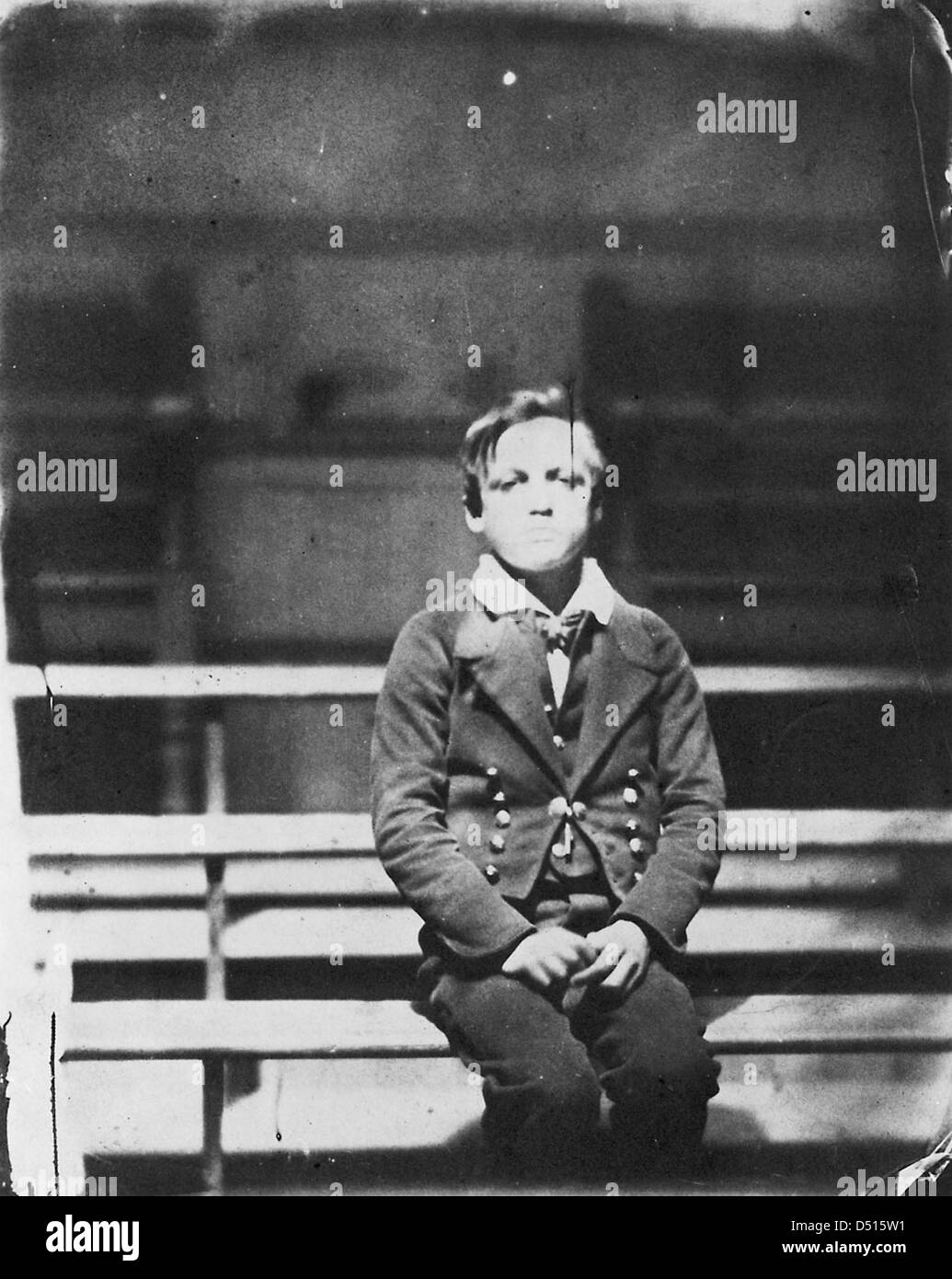 Dieses Porträt zeigt einen Schüler der Royal Hospital School, einer Einrichtung, die für die Ausbildung der Kinder von Kriegsveteranen bekannt ist. Das Bild zeigt die Uniform und das Setting des Schülers und spiegelt die lange Geschichte der maritimen Ausbildung wider. Stockfoto