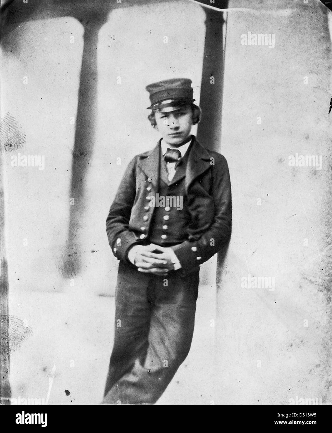 Ein Porträt eines Schülers der Royal Hospital School, aufgenommen im National Maritime Museum. Das Foto spiegelt die reiche maritime Geschichte und das Bildungsvermächtnis der Schule wider. Stockfoto