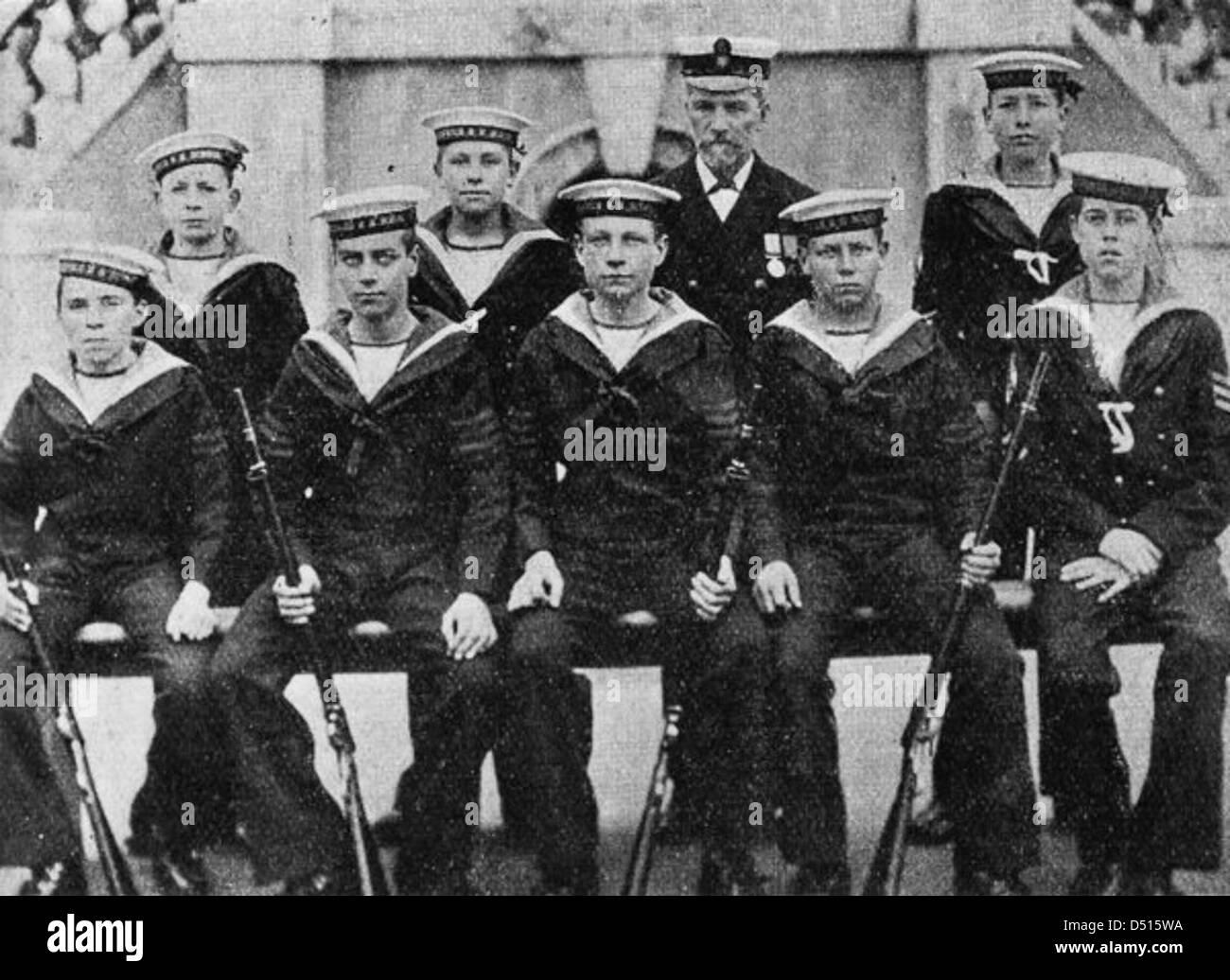 Dieses Foto zeigt eine Gruppe von Jungen aus der Royal Hospital School, die an einem Schützenevent teilgenommen haben und ihre Ausbildung und Ausbildung in Gewehrschießen als Teil ihrer Schulausbildung reflektieren, die im National Maritime Museum festgehalten wurde. Stockfoto