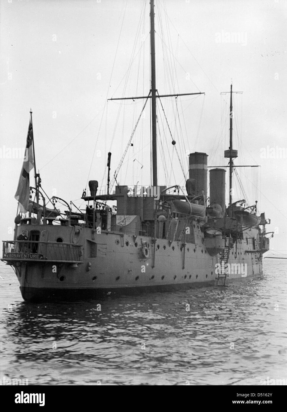 Die HMS *Bonaventure*, ein geschützter Kreuzer der Royal Navy der Astraea-Klasse, ist vor Ort bei Spithead zu sehen. Dieses Schiff war Teil der britischen Flotte und diente Anfang des 20. Jahrhunderts bei verschiedenen Marineeinsätzen. Stockfoto