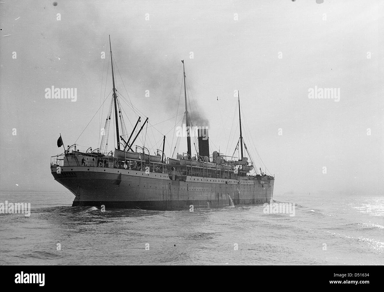 Ein Foto des Schiffes "Gascon" aus dem Jahr 1915 aus dem Steuerbord-Viertel. Das Schiff, ein Krankenhausschiff während des Ersten Weltkriegs, wird während der Fahrt in Bewegung gezeigt und zeigt sein Design und seine Rolle während des Krieges. Stockfoto