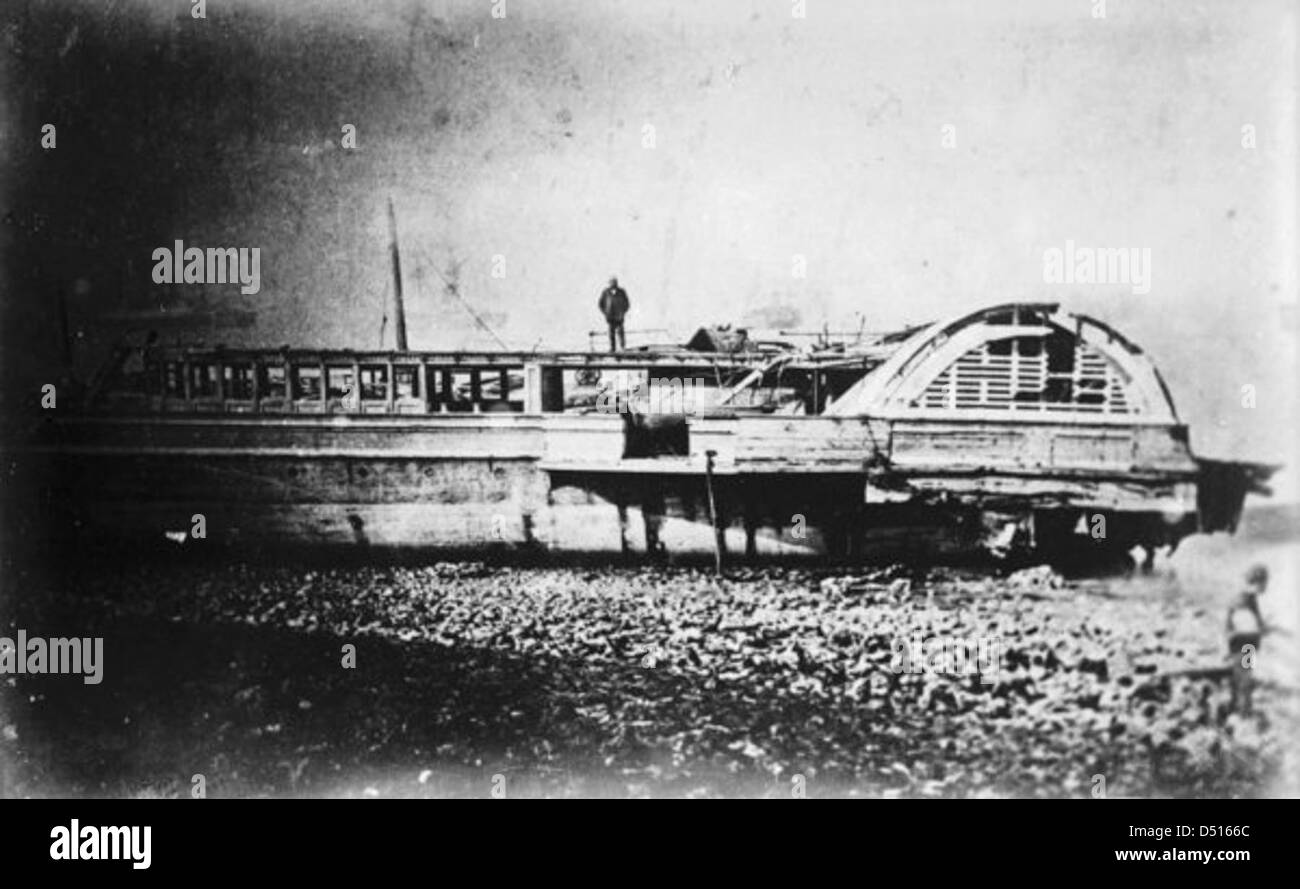 Die „Princess Alice“ war ein Passagierdampfer, der 1878 an einer Kollision beteiligt war, was dazu führte, dass er nach zweischneidendem Schnitt mit dem Strand belegt wurde. Der Vorfall ist Teil der maritimen Geschichte und zeigt die Gefahren der Seefahrt im späten 19. Jahrhundert. Stockfoto