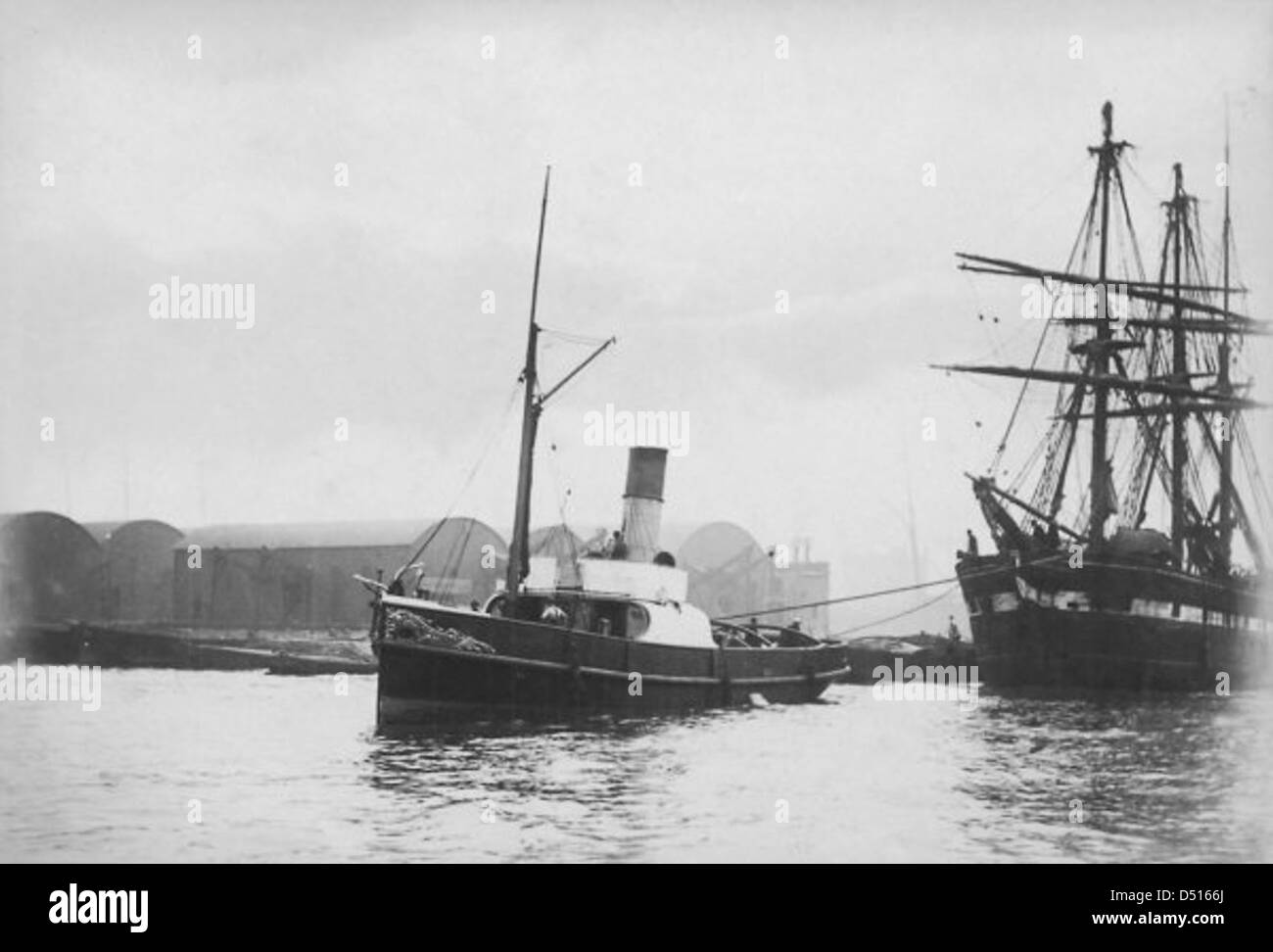 Abschleppen eines großen Segelschiffes aus Surrey Docks Dampfschiffes Stockfoto