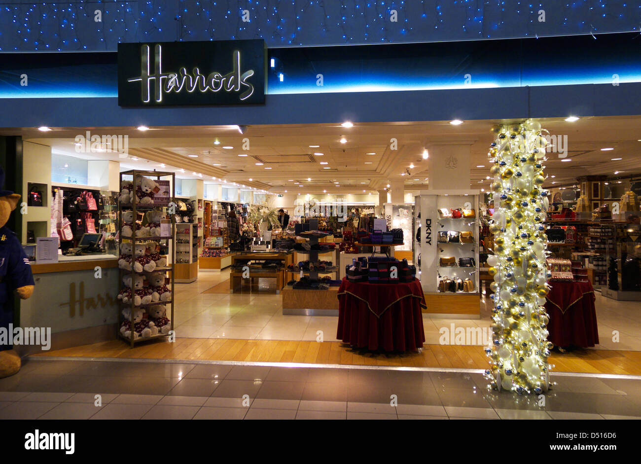 Harrods-Shop am Flughafen Heathrow Stockfoto