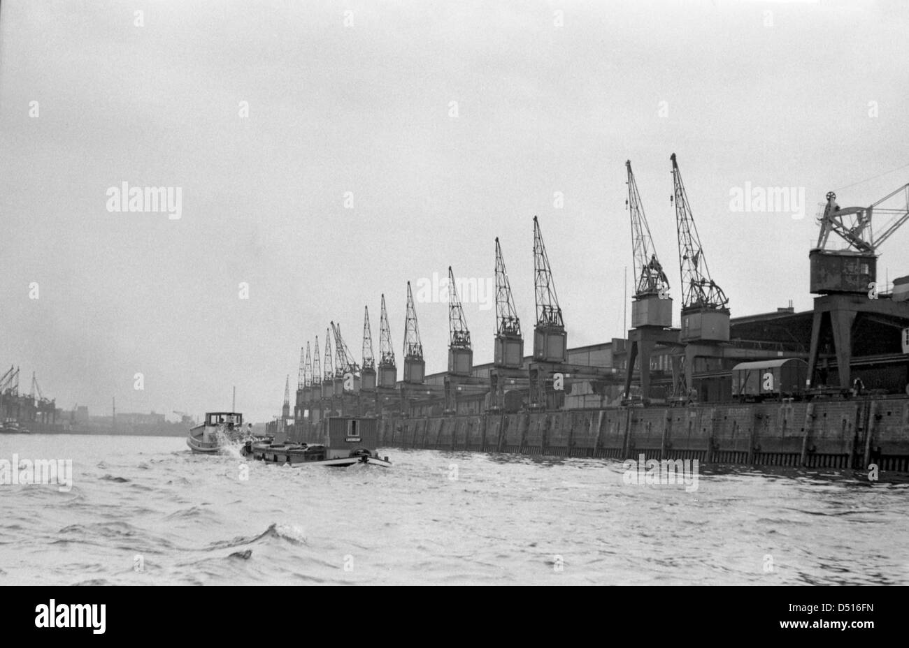 Hamburg, Deutschland, mit Blick auf einer Mole im Hafen mit Ladekranen Stockfoto