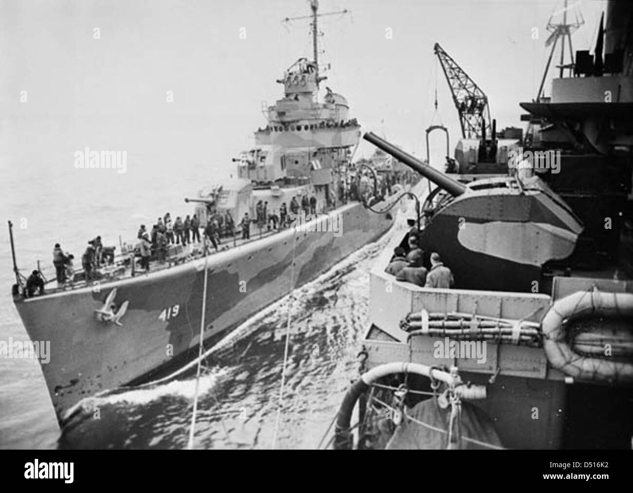 Die Zerstörer USS Wainwright DD419 Betankung von dem Kreuzer HMS Norfolk Stockfoto