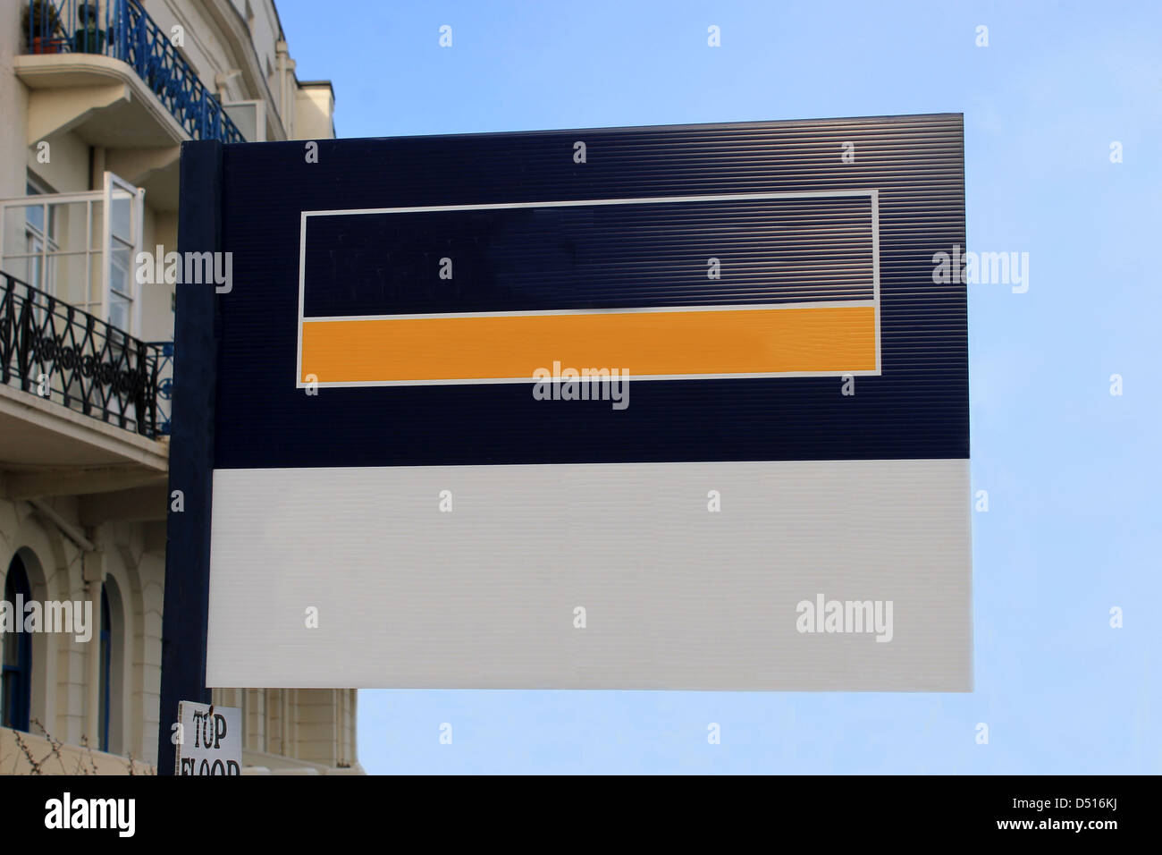 Für Verkaufsschild mit textfreiraum außerhalb altes Haus leer. Stockfoto