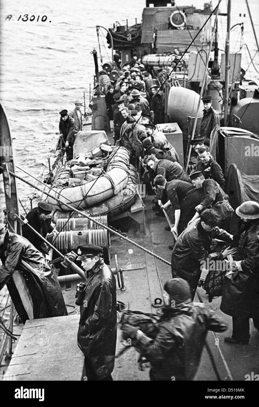 Besatzungsmitglieder der HMS Wells (I95), eines Zerstörers aus dem Zweiten Weltkrieg, werden während einer Arktischen Konvoi-Mission gesehen, wie sie einen Walfänger wieder an Bord heben. Diese Operation war Teil der alliierten Marineanstrengungen während des Zweiten Weltkriegs und leistete entscheidende Unterstützung für Konvois in eiskalten nördlichen Gewässern. Stockfoto