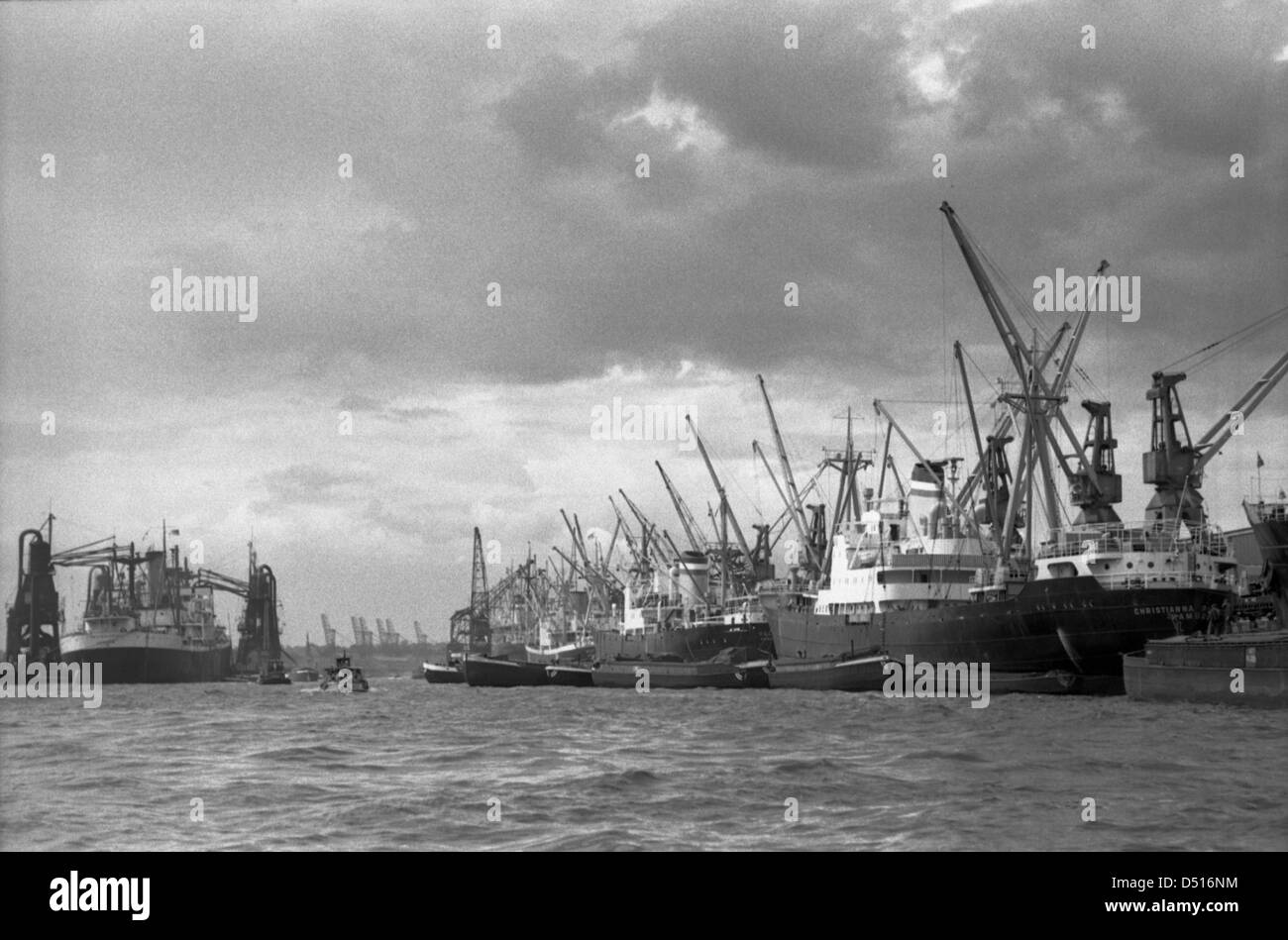 Hamburg, Deutschland, Schiffe Fracht auf einer Mole im Hafen mit Ladekranen Stockfoto