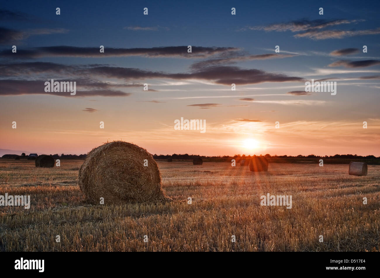 Strohballen auf Feld Sonnenuntergang Stockfoto