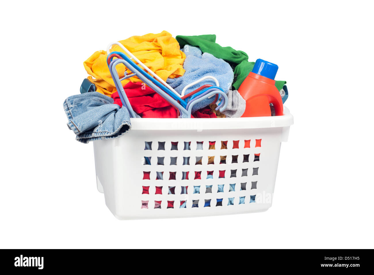Einen Wäschekorb voller schmutziger Kleidung, Kleiderbügel und Waschmittel. Isoliert auf weiss für Designer Komfort. Stockfoto