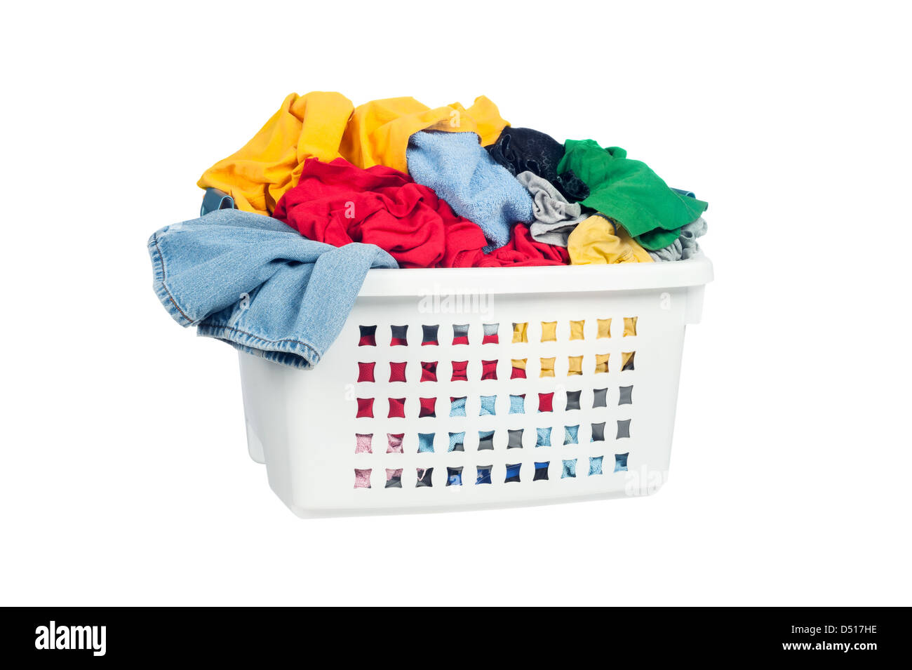 Einen Wäschekorb voller schmutziger Kleidung bereit, während der täglichen Arbeit gewaschen werden. Stockfoto